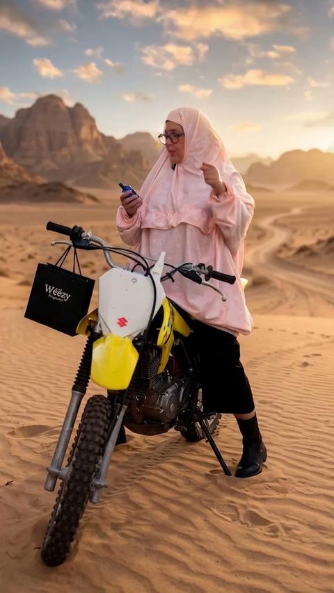 Motorbike in the desert, Weezy