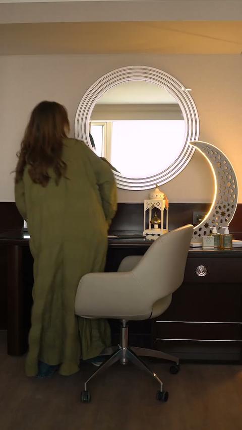 Getting ready at the mirror, Olvy